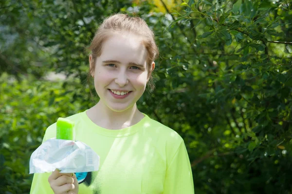 Mädchen und Eis — Stockfoto