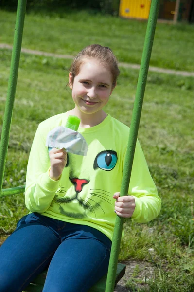 Girl and icecream — Stock Photo, Image