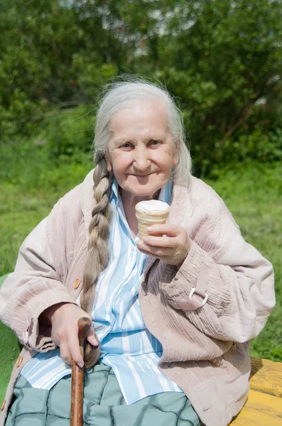 Grandma and ice cream — Stock Photo, Image