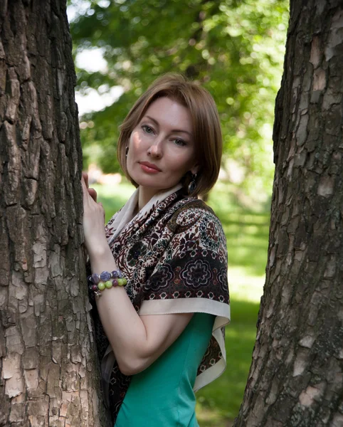Krásná žena v strom v létě — Stock fotografie