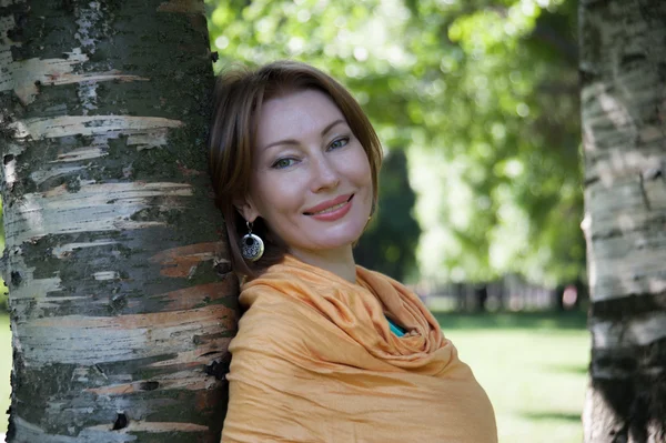 夏の木で美しい女性 — ストック写真