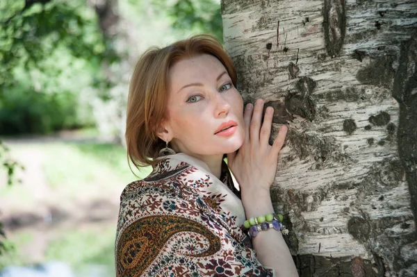  Yaz aylarında bir ağaç güzel kadın