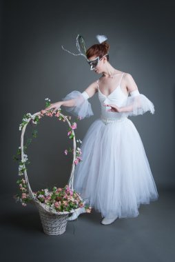 gri arka plan üzerinde balerin