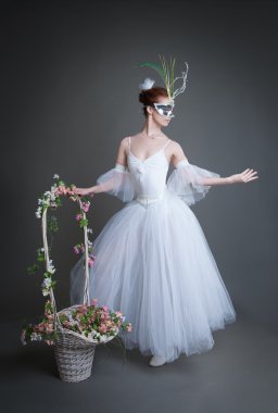 gri arka plan üzerinde balerin