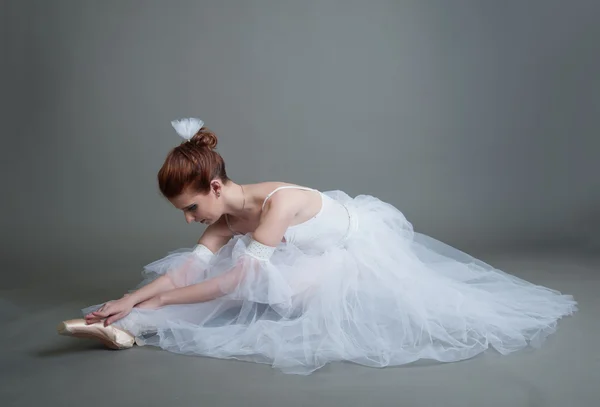 Bailarina sobre un fondo gris — Foto de Stock