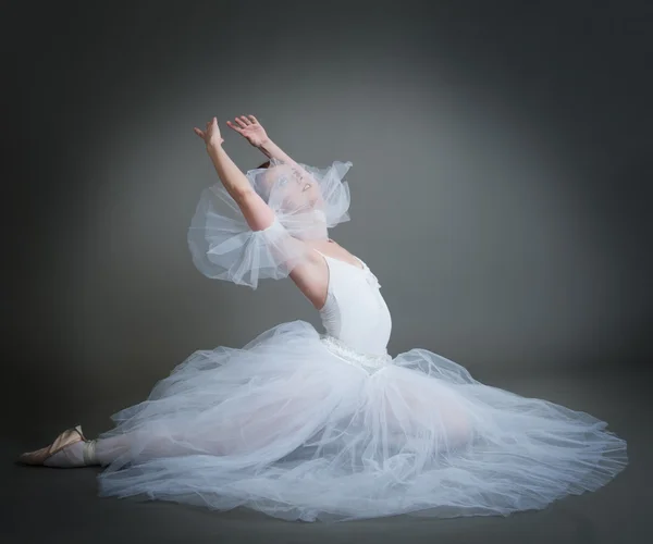 Ballerina op een grijze achtergrond — Stockfoto