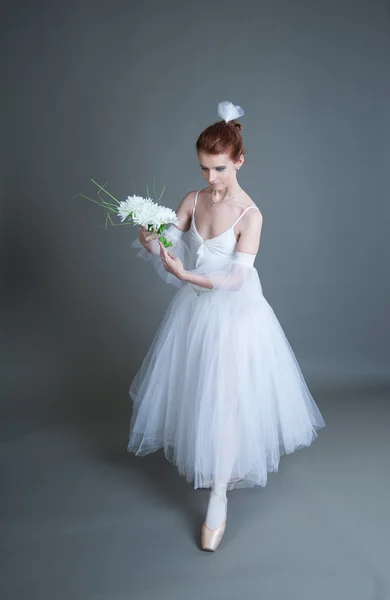 Bailarina sobre un fondo gris — Foto de Stock