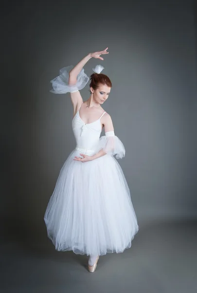 Балерина на сірому фоні — стокове фото