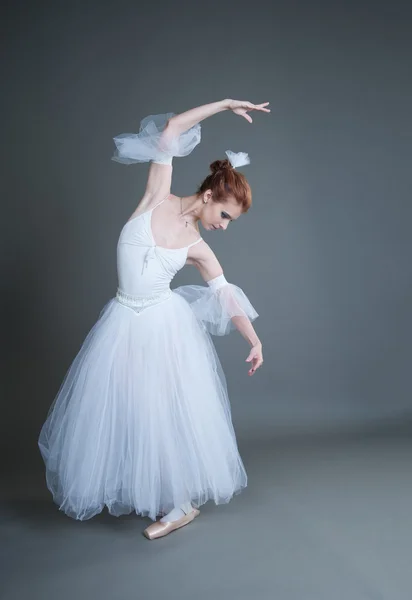 Ballerina på grå bakgrund — Stockfoto