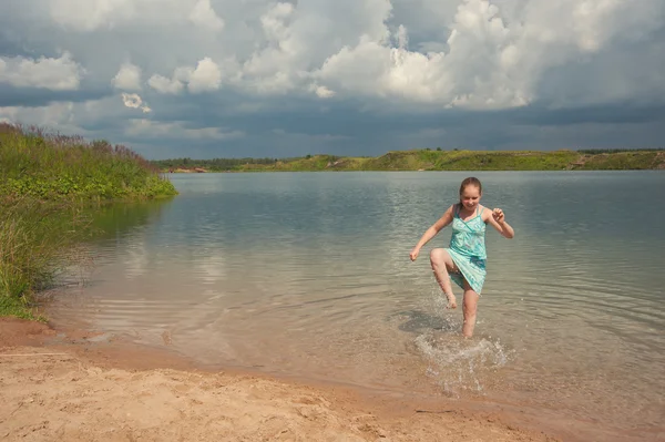 Joyful girl on the lake — Stock Photo, Image