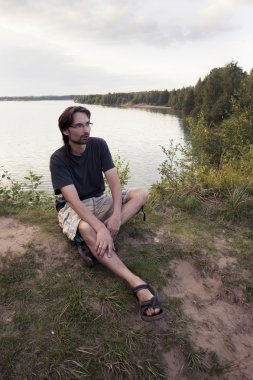 adam göl kıyısında