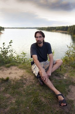 adam göl kıyısında