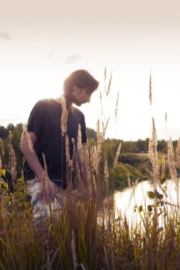 adam göl kıyısında