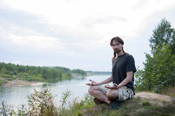 Hombre en la orilla del lago —  Fotos de Stock