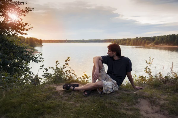 Mannen på stranden vid sjön — Stockfoto