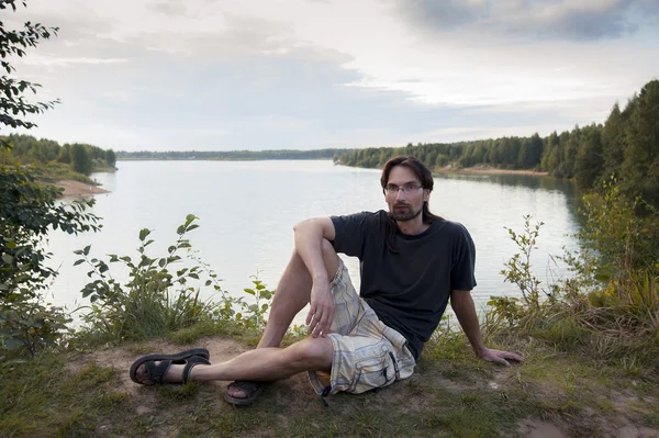 Man on the shore of lake — Stock Photo, Image