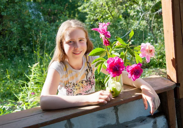 Girl at the dacha with a bouquet of flowers — Stock Photo, Image