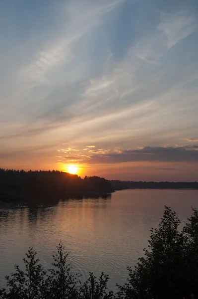 Solnedgång över vatten — Stockfoto