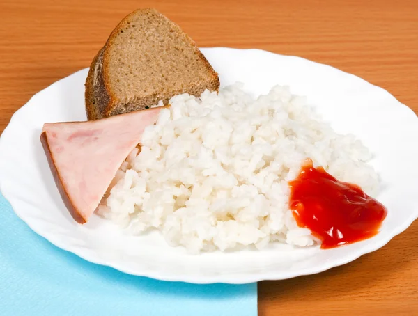 Тарелка вареного риса — стоковое фото