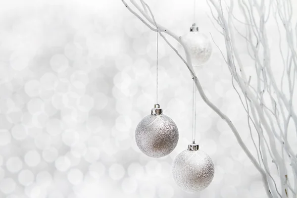 Boules de Noël en argent sur fond scintillant — Photo