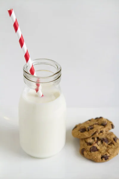 Palha de listra retro no leite com biscoitos — Fotografia de Stock