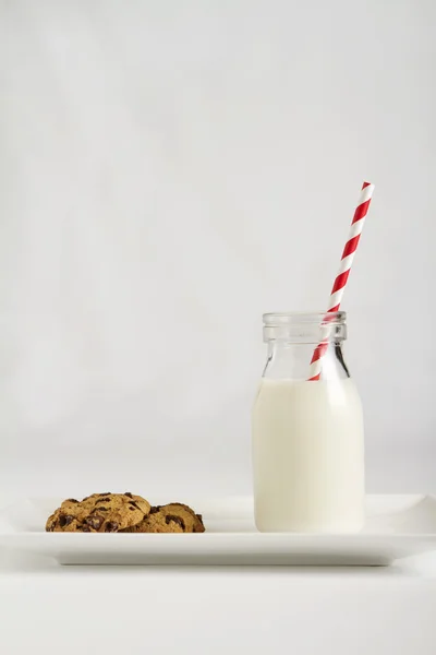 ミルクと垂直クリスマスの夜にサンタ クロースのクッキー — ストック写真