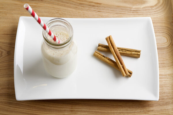 Рождественское яйцо Ног с синамоном на белой тарелке
