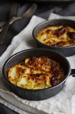 Mini patates gratins beyaz keten dikey olarak