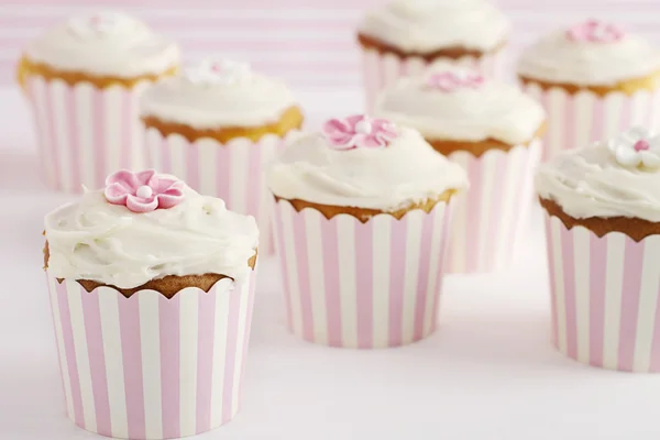 Table de desserts de cupcakes de style rétro rose et blanc — Photo