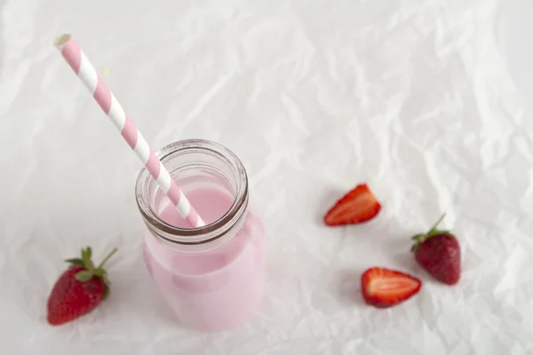 Γάλα φράουλα σε ρετρό μπουκάλι σε φόντο οριζόντια — Φωτογραφία Αρχείου