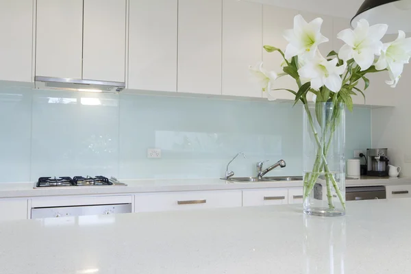 Kwiaty na ławce biała kuchnia — Zdjęcie stockowe