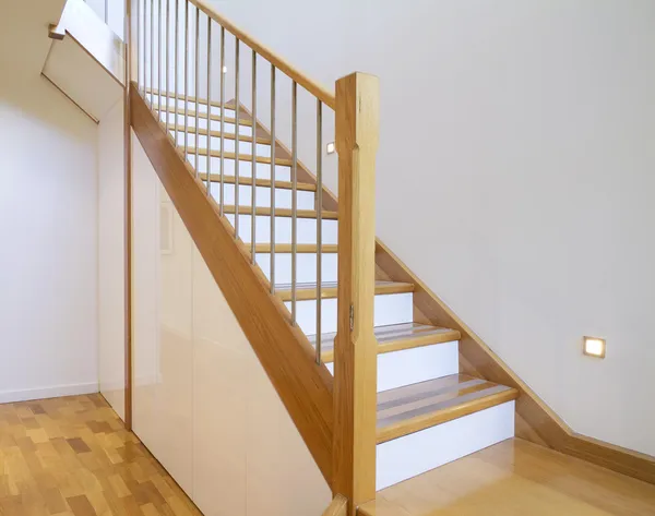 Interior de casa caso da escada de carvalho e branco — Fotografia de Stock