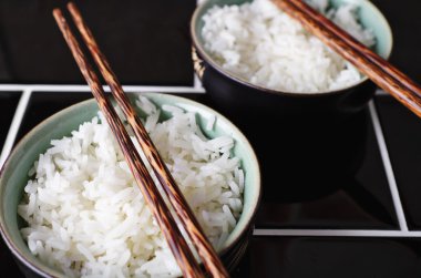 pirinç yemek ve yemek çubukları kapat