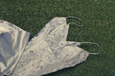 Vintage boncuklu elbiseyi çimenlerin üzerinde