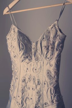 çarpıcı vintage gelinlik üzerinde bir askı