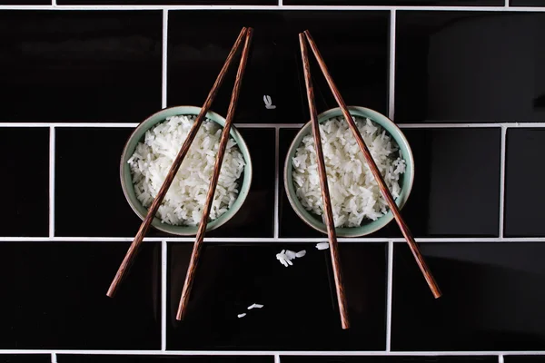 Forme artistiche creative utilizzando ciotola di riso e bacchette — Foto Stock