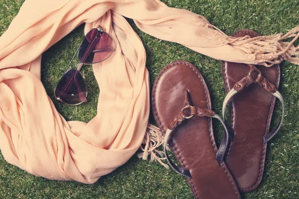 Verano accesorios de moda para mujer en el fondo de hierba — Foto de Stock