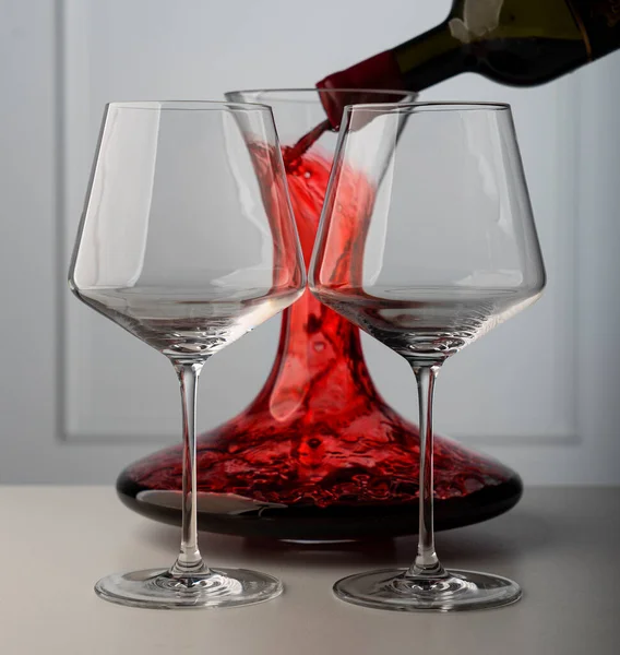 Vasos Para Vino Sobre Fondo Decantador Que Vierte Vino Tinto — Foto de Stock