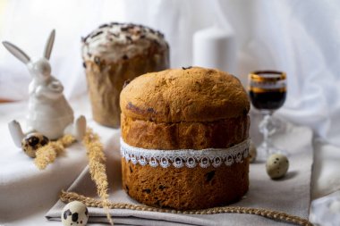 Paskalya pastası, tavşan, bıldırcın yumurtası, hafif bir yüzeyde bir bardak şarap.