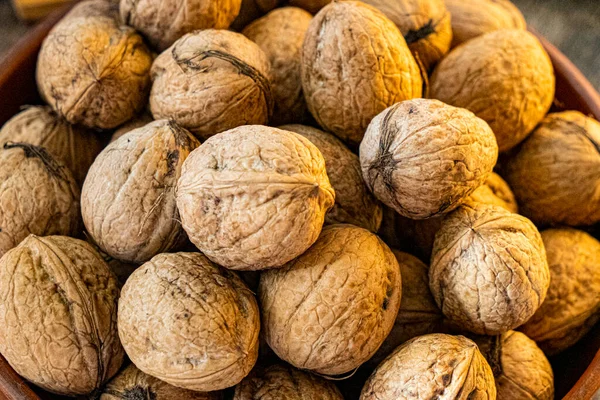 Cevizler bir tabakta yakın plan.