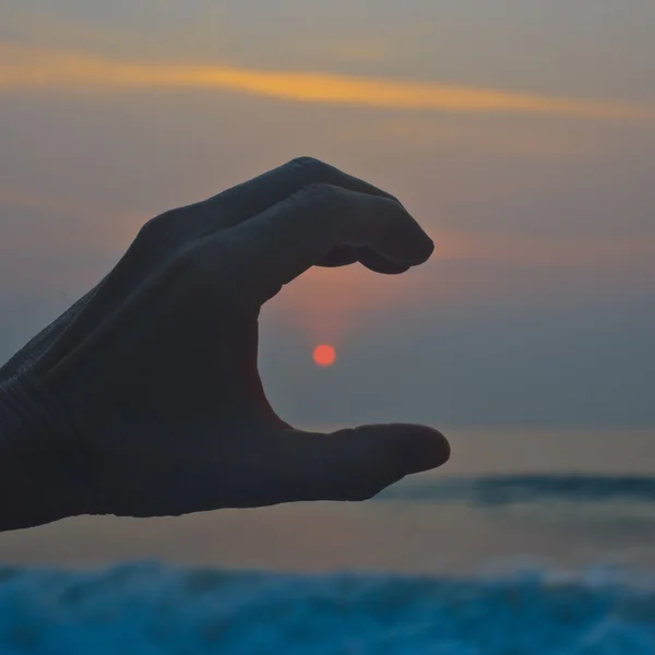 Hands holding the sun 2 — Stock Photo, Image