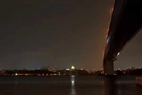 Тайский мост Рамы XIII ночью — стоковое фото
