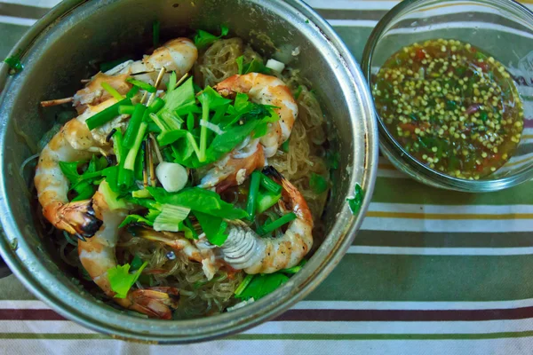 Cocer gambas y vermicelli mezcla de hierbas con salsa de chile 2 — Foto de Stock