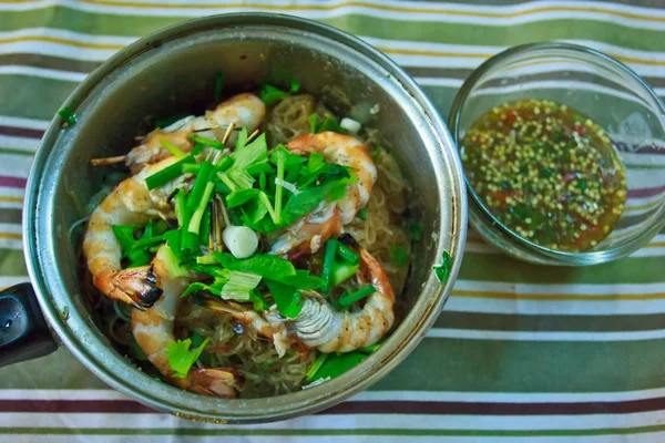 Bake prawns and vermicelli mixed herb with chili sauce — Stock Photo, Image