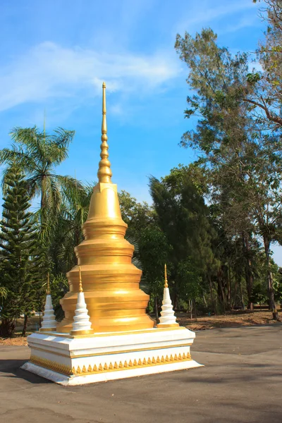 Pagoda de oro en el Templo de Wat Rhai Pa, Trat, Tailandia — Foto de Stock