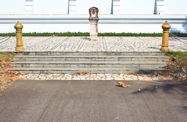 Bílý žebřík jako součástí thajského chrámu. Wat Pa Rhai, Trat, Th — Stock fotografie