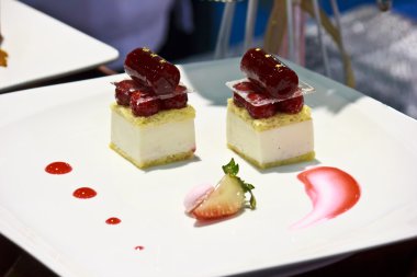 Vanilla panna cotta & rasberry jöle