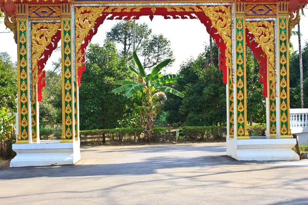 Puerta del templo de la Wat Rhai Pa, Trat, Tailandia — Foto de Stock