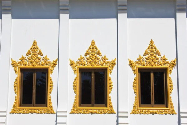 Ikkuna Hor Phra temppelissä Wat Rhai Pa, Trat, Thaimaa — kuvapankkivalokuva