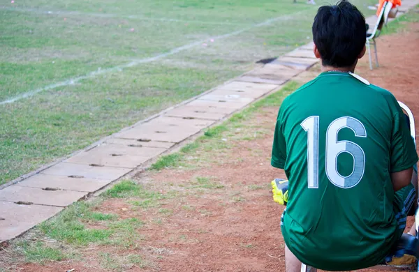 Jogador de futebol espera pelo jogo — Fotografia de Stock